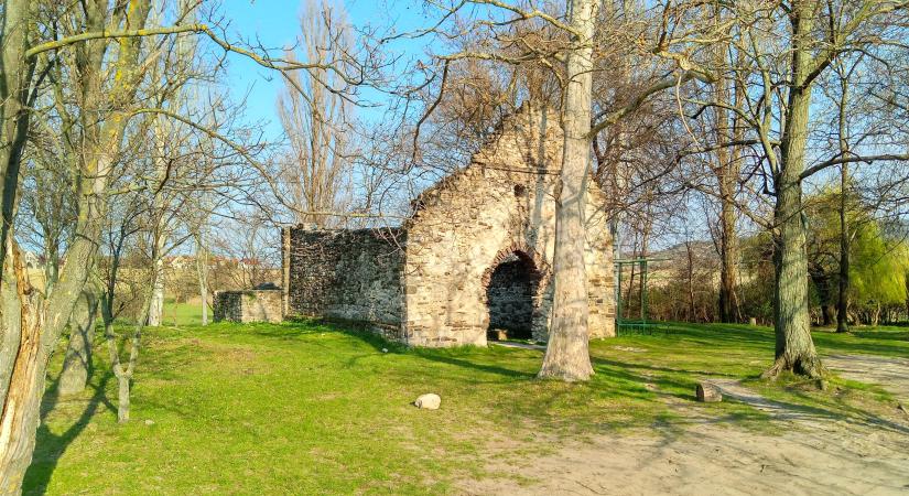 Misztikus fényjelenség látható az aszófői templomrom főoltáránál