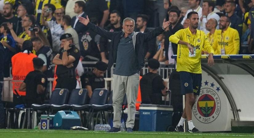 Megőrült Sallai csapata, nyilvánosan alázzák porig Mourinhót - videók