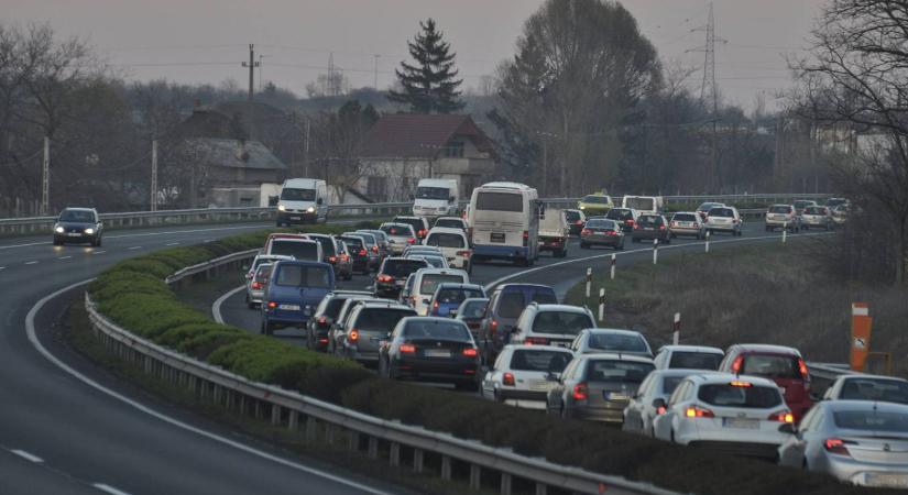 Indul a vasárnap esti őrület, az M7-es és az M3-as is torlódik