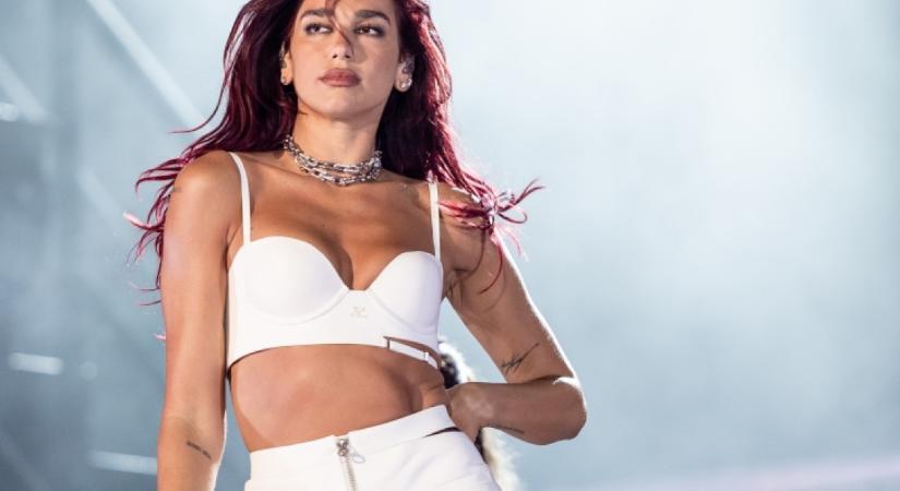 Alig takarja valami Dua Lipa tökéletes testét: ilyen apró felsőt már rég láttunk - Fotó