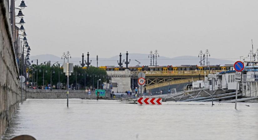 Egyre több vármegyében vannak útlezárások az árvíz miatt, Pécsnél két autó karambolozott