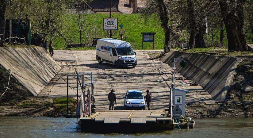 6.30-tól 18 óráig jár a Komp Mindszent és Baks között