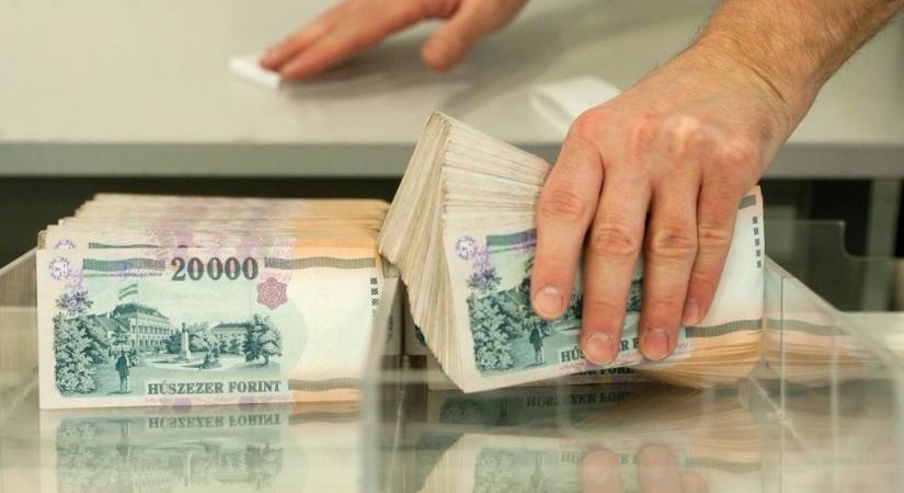 Júliusban a bruttó átlagkereset 636 ezer 700 forint volt