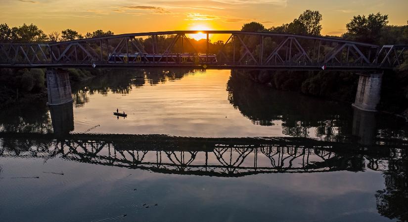 Nap képe: naplemente az algyői vasúti Tisza-hídnál