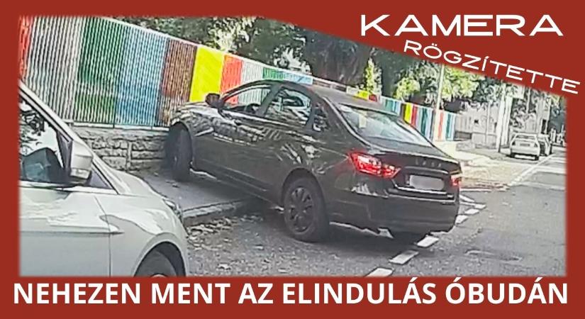 Alaposan berágott az óvoda kerítésére Óbudán egy sofőr