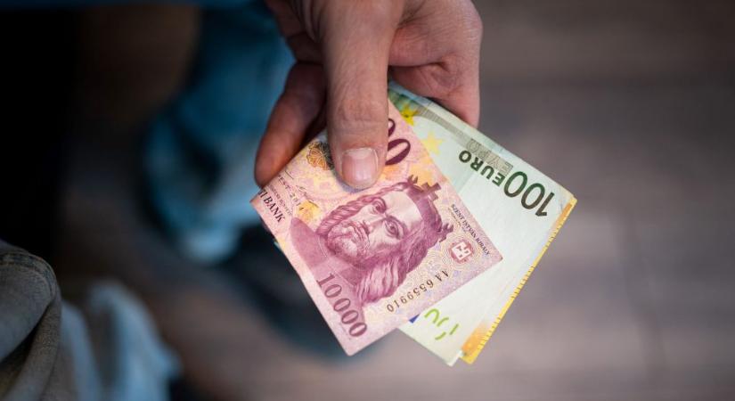 Délelőtt nagy gyengülésbe kezdett a forint