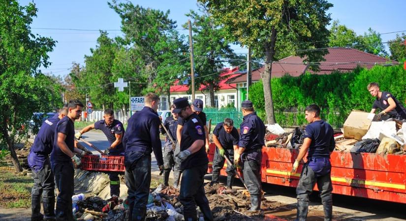 A székelyföldi tűzoltók is segítenek az árvíz utáni takarításban Galac megyében