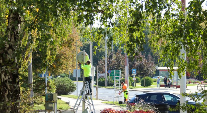 Cserélik a közlekedési lámpát a Baross utcában