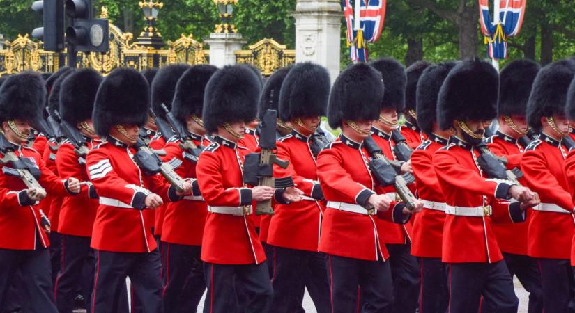 Vér tapad hozzá, és még drága is a brit gárdisták medveszőr kucsmája