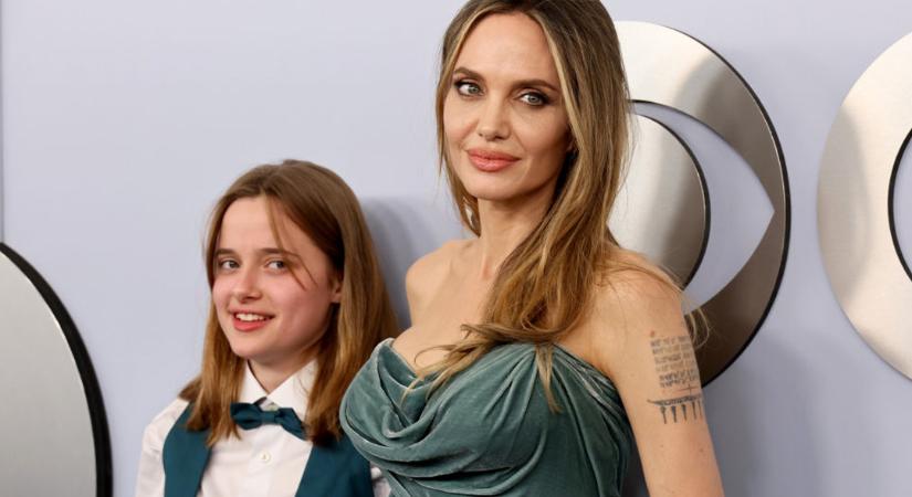 Angelina Jolie közös tetoválást csináltatott a 16 éves lányával