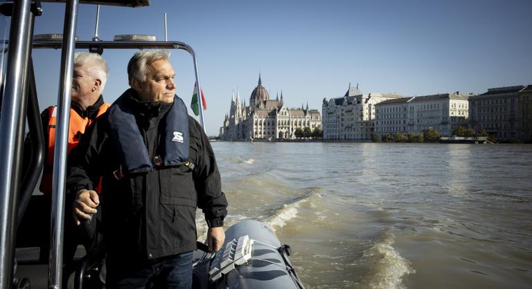 Orbán Viktor kikíséri az árhullámot, a vízügy szerint azonban még sok a buzgár