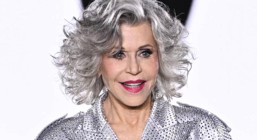 A 86 éves Jane Fonda csillogó kabátruhában vonult a kifutón: fiatalabb kolléganőitől lopta el a show-t