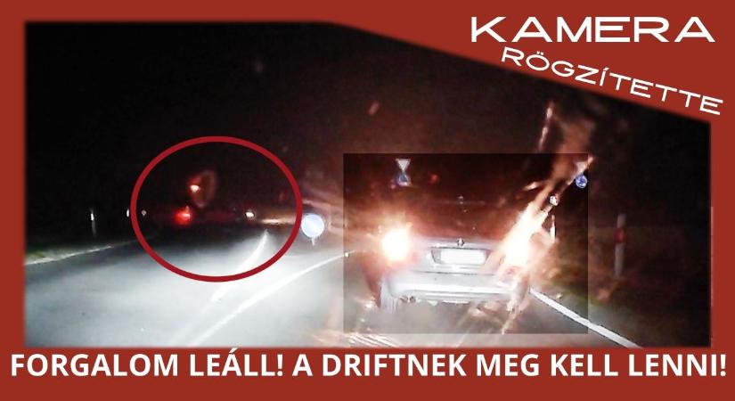 Driftelt a körforgalomban, miatta blokkolhatta a forgalmat a BMW-s