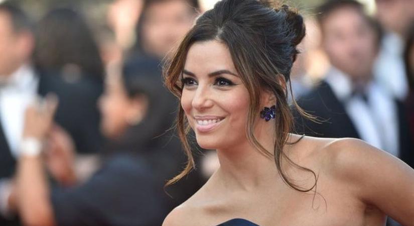 Eva Longoria 49 évesen is brutálszexi: így vonul köldökig dekoltált ruhában