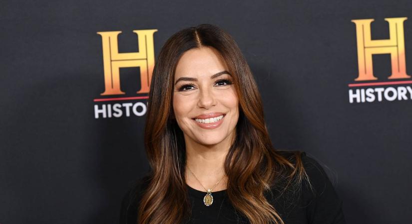 Eva Longoria ruhája nem sokat takart a párizsi kifutón