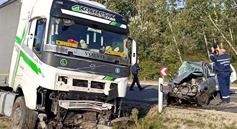 Tragikus baleset történt. Kamion és személyautó ütközött össze. Az autó vezetője életét vesztette