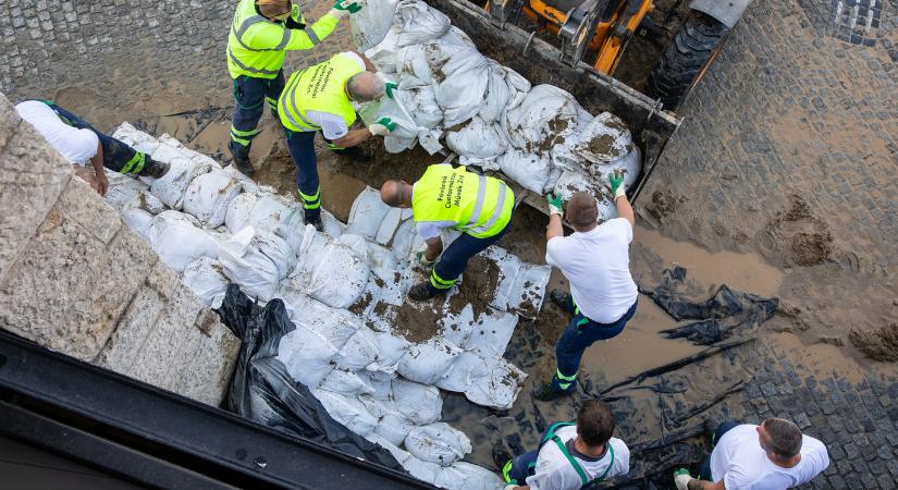 Jött a víz, pincék, csatornák, pöcegödrök, állattetemek, meg ami még eszedbe jut