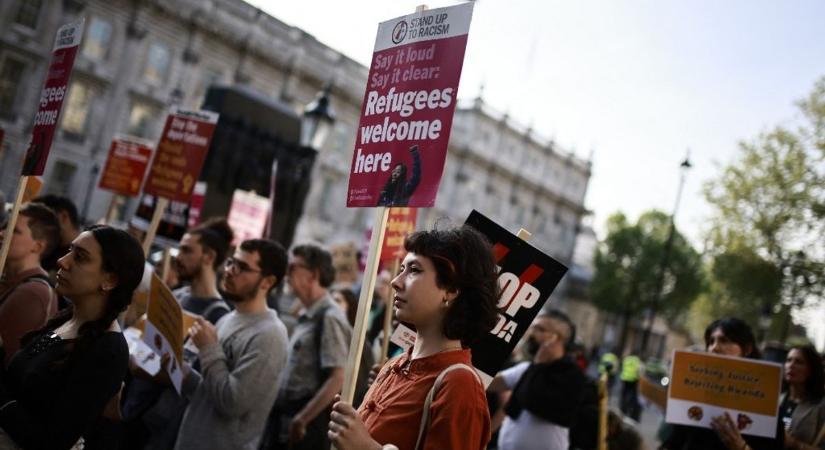 Migrációs összefogás: a németek és franciák együtt segítenének a brit helyzeten