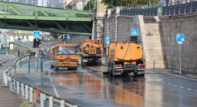 Így takarítják a Duna hordalékát a Pesti alsó rakpartról - Galéria