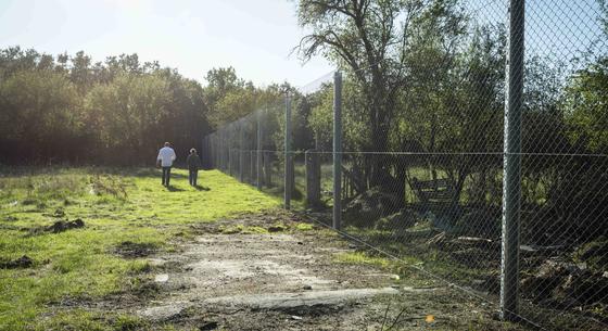 A burgenlandi tartományi vezető a határ lezárásával fenyegetőzik, miután a HVG megírta, hogy menekülttábor épülhet Vitnyéden