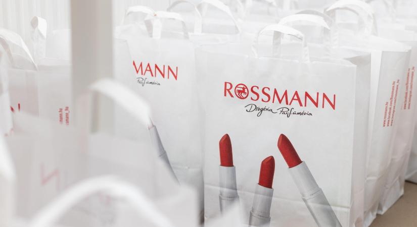 Termékekkel segítette az árvízi védekezést a Rossmann