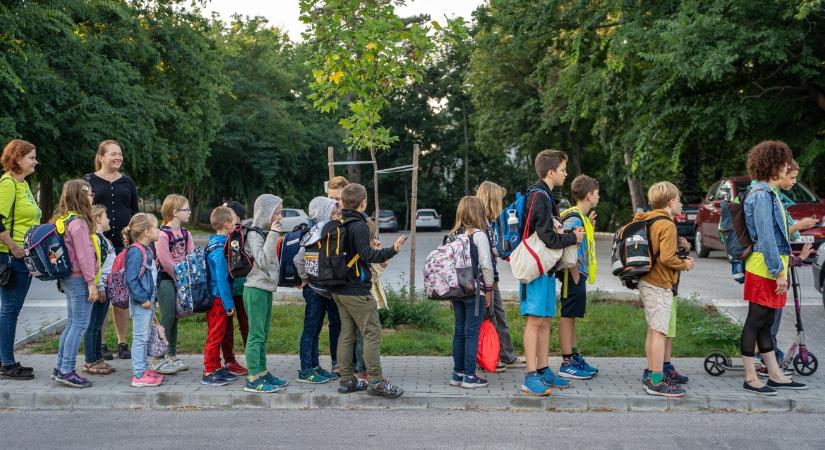 Anya-vagy apataxi helyett Pedibusszal mennek iskolába a gödöllői gyerekek