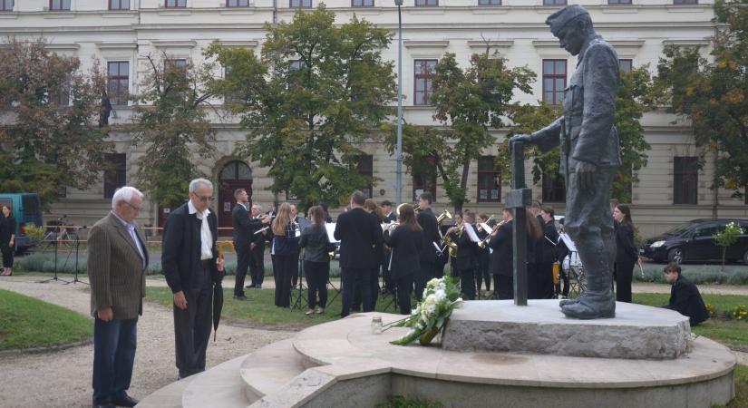 Az elesett hősökre és áldozatokra emlékeztek Makón