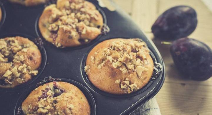 Álompuha szilvás muffin: roppanós diószórás pirul a tetején