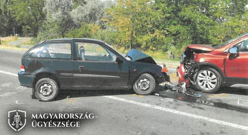 Darázs miatt tért át a másik sávba – frontális ütközés lett a vége