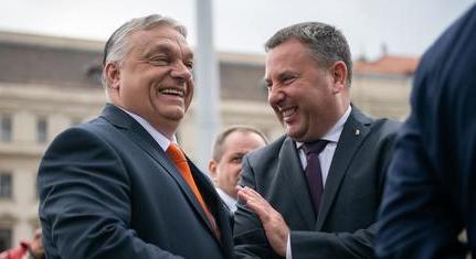 Orbán Viktor: megyek a vízzel én is, de a határnál visszafordulok