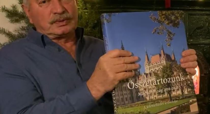 Bencsik András egy 4 kg-os könyvet ajánl karácsonyra, ami Orbán "eredményeiről" szól - Videó