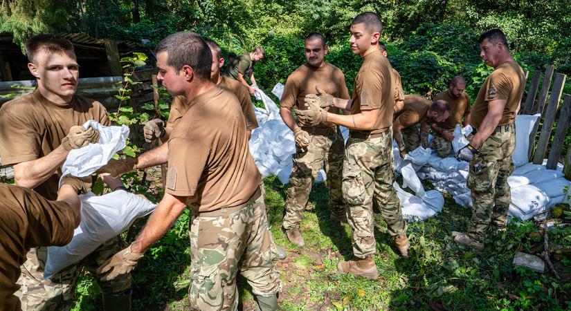 Állták a sarat a katonák a gáton, mondta a miniszter