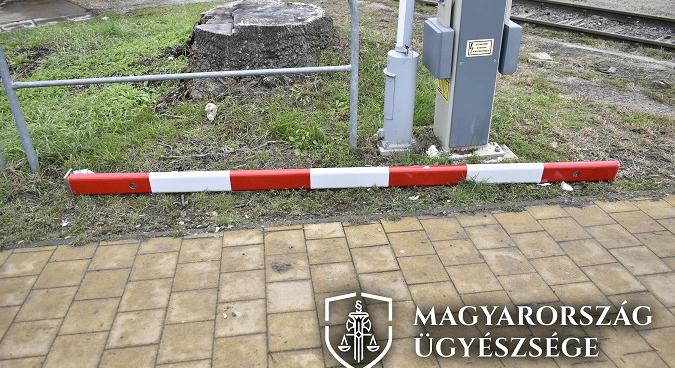 Megúszta a komolyabb büntetést a sorompót leverő rolleres fiatal