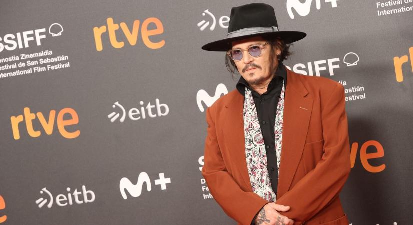 Trokán Nóra is szerepet kapott Johnny Depp új filmjében! Közös fotón áll a világsztár oldalán