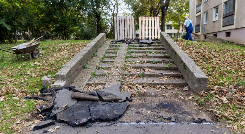 Több mint ötmillió forintért újítanak fel két lépcsősort a Jerikó utcán