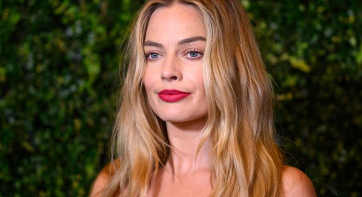 A várandós Margot Robbie áttetsző felsőben villantotta meg egyre gömbölyödő pocakját