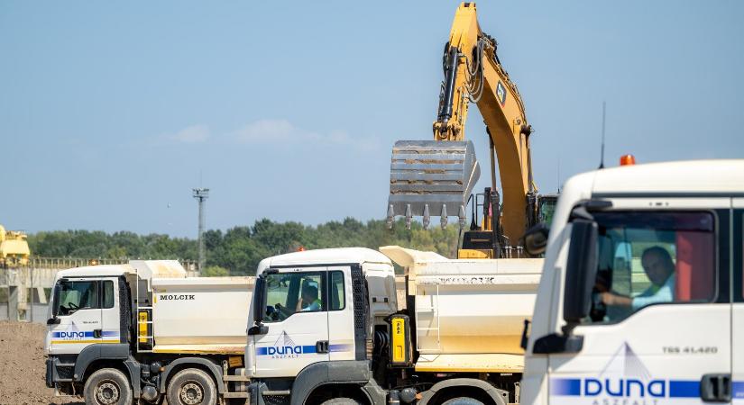 Elkezdődött a teljes talajkiemelés a paksi bővítés keretében: 23 méter mélyen dolgoznak majd a munkagépek