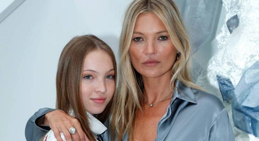 Kate Moss 21 éves lánya csipkés pucérruhában keltett feltűnést: Lila nem sokat bízott a fantáziára