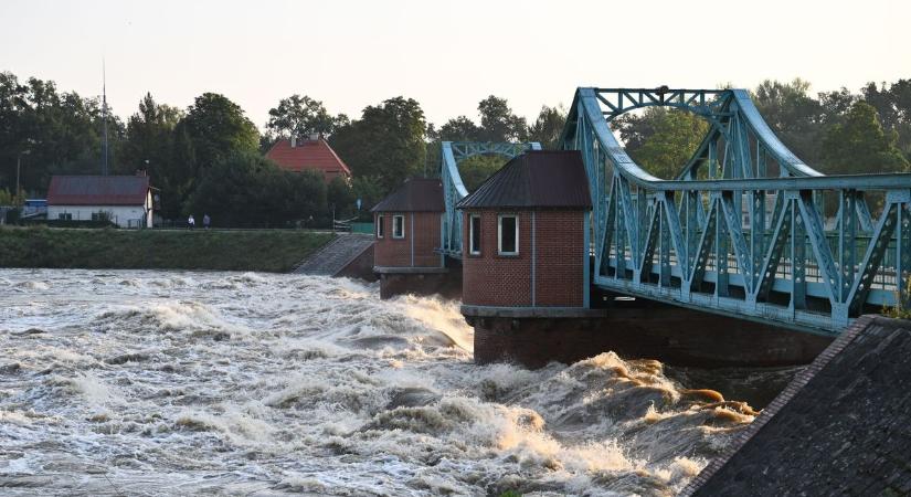 Árvíz: átszakadt a gát Lengyelországban