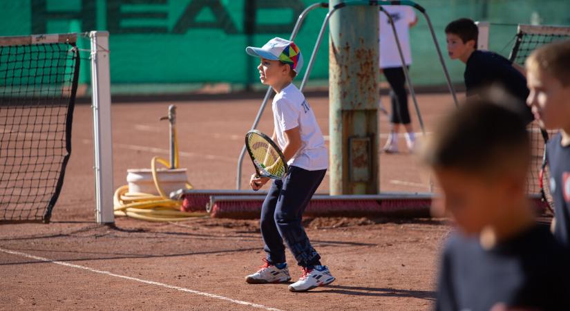 Gyermekek, juniorok és ifjúsági teniszezők léptek pályára