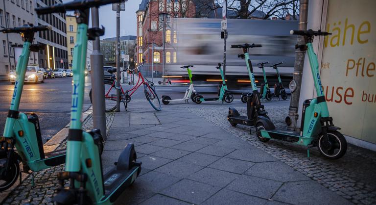 Frankfurt betiltja az e-rollerek használatát a metrókon és villamosokon