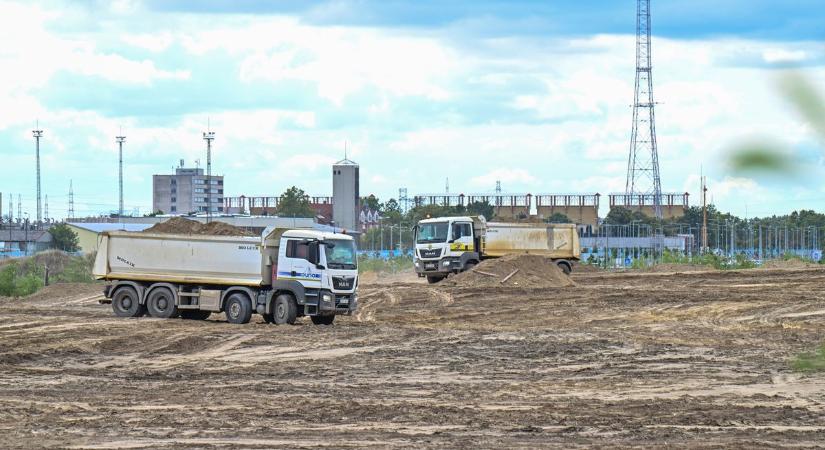 Megkezdődött a teljes talajkiemelés a paksi bővítés keretében