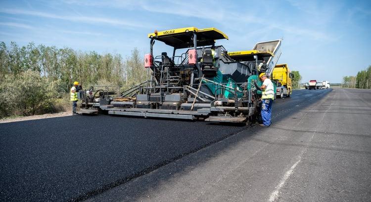 Már a legfelső aszfaltréteget rakják az M44-es zárószakaszán