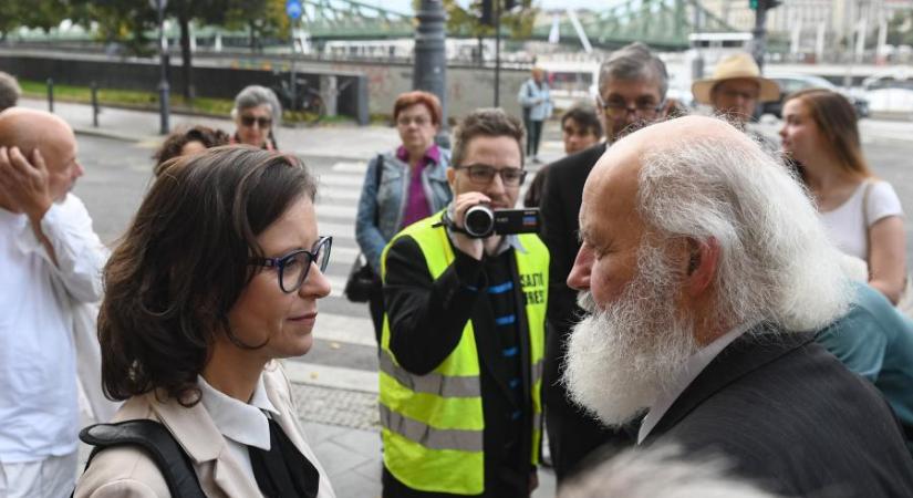 Szimpátiatüntetést tartanak az ügyészség előtt, miközben Szél Bernadettet gyanúsítottként kihallgatják