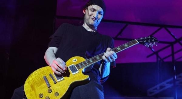 Emberölés vádjával áll bíróság elé a Red Hot Chili Peppers egykori gitárosa, Josh Klinghoffer