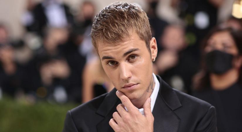 Justin Bieber gyakorlatilag félmeztelenül ment szentmisére: valósággal kikeltek magukból az énekes rajongói