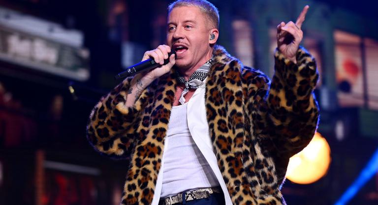 Koncert közben akadt ki Macklemore: „B*ssza meg Amerika!”