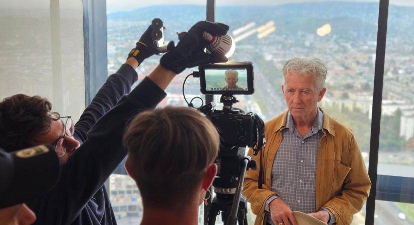 Dallas Budapesten, a Mol székházában járt Bobby Ewing  videó