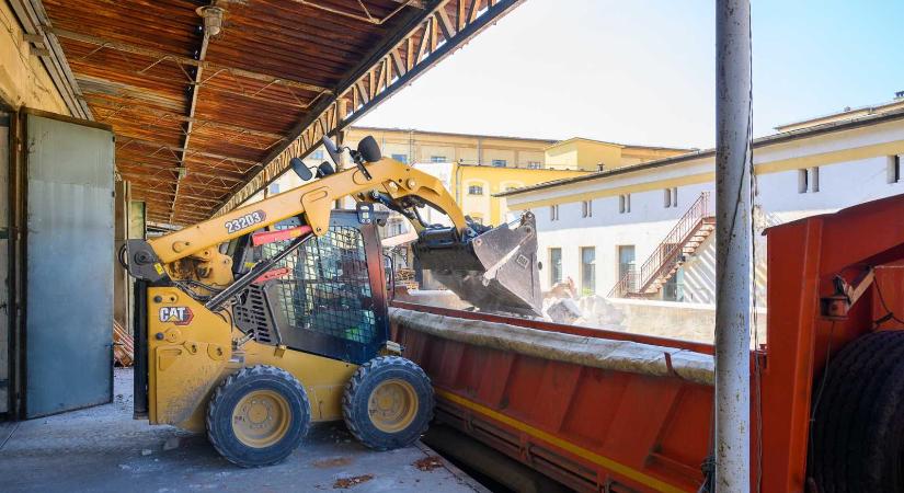 Bontással kezdődött a sepsiszentgyörgyi Kommunizmus Múzeumának építése