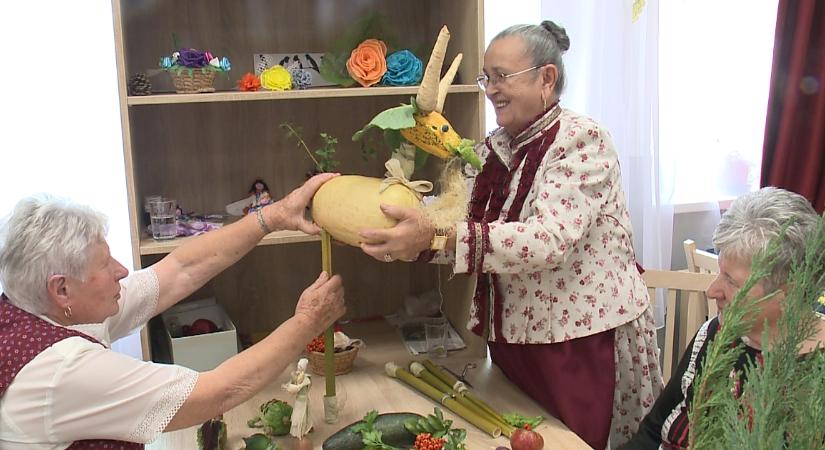 Kreatívan köszöntötték az őszt a Süveg Utcai Idősek Klubjában